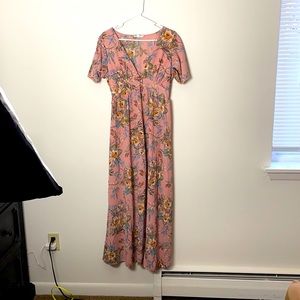 Beautiful maxi dress with v cut! Flowy sleeves